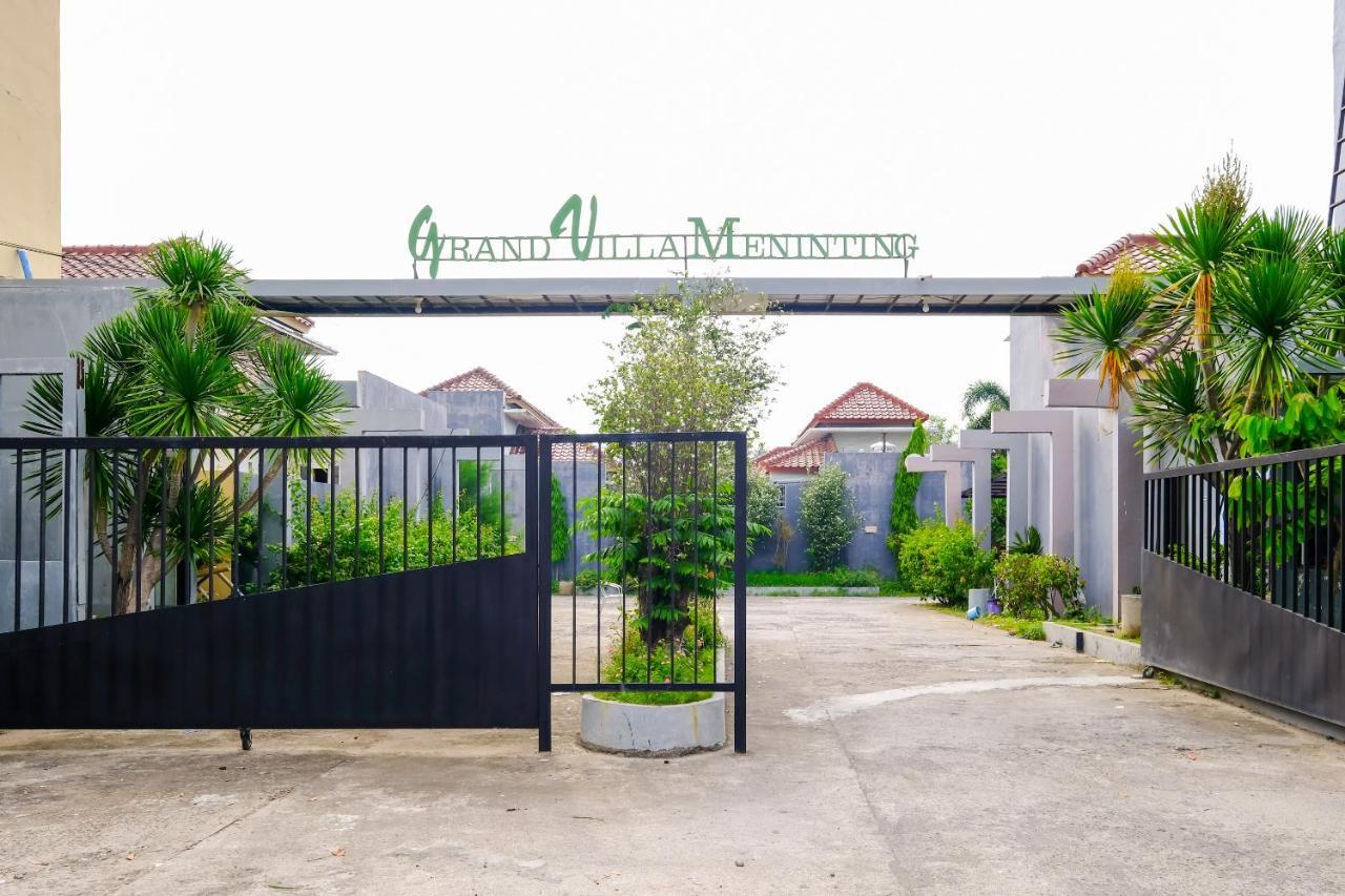 Oyo 2284 Grand Villa Meninting Montongbuwoh Buitenkant foto